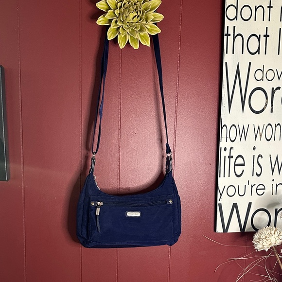 Baggallini Handbags - Baggallini Crossbody w/Adjustable Strap